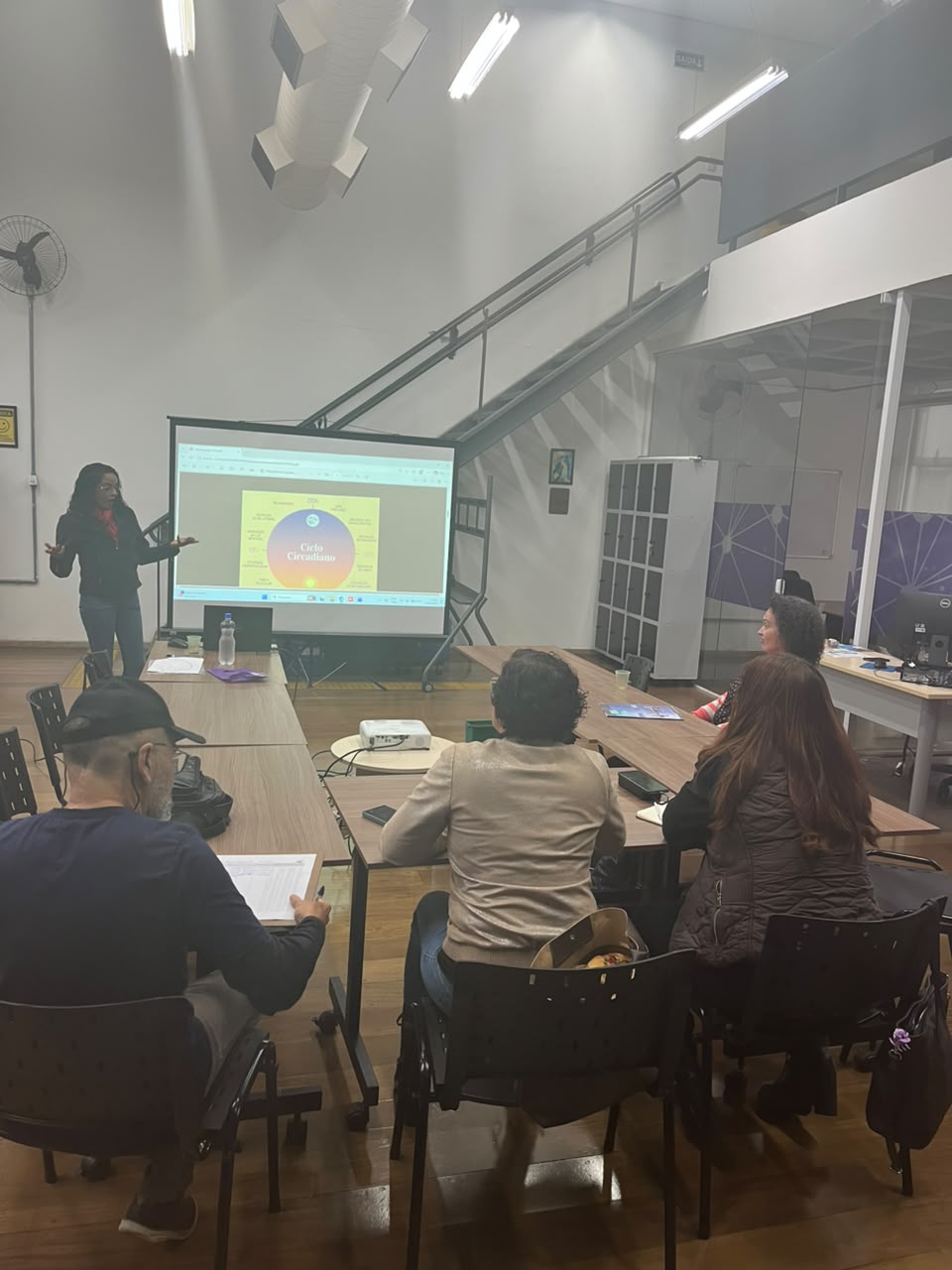 Alda Marinez apresentando a palestra 'O corpo não mente', com o slide Ciclo Circadiano